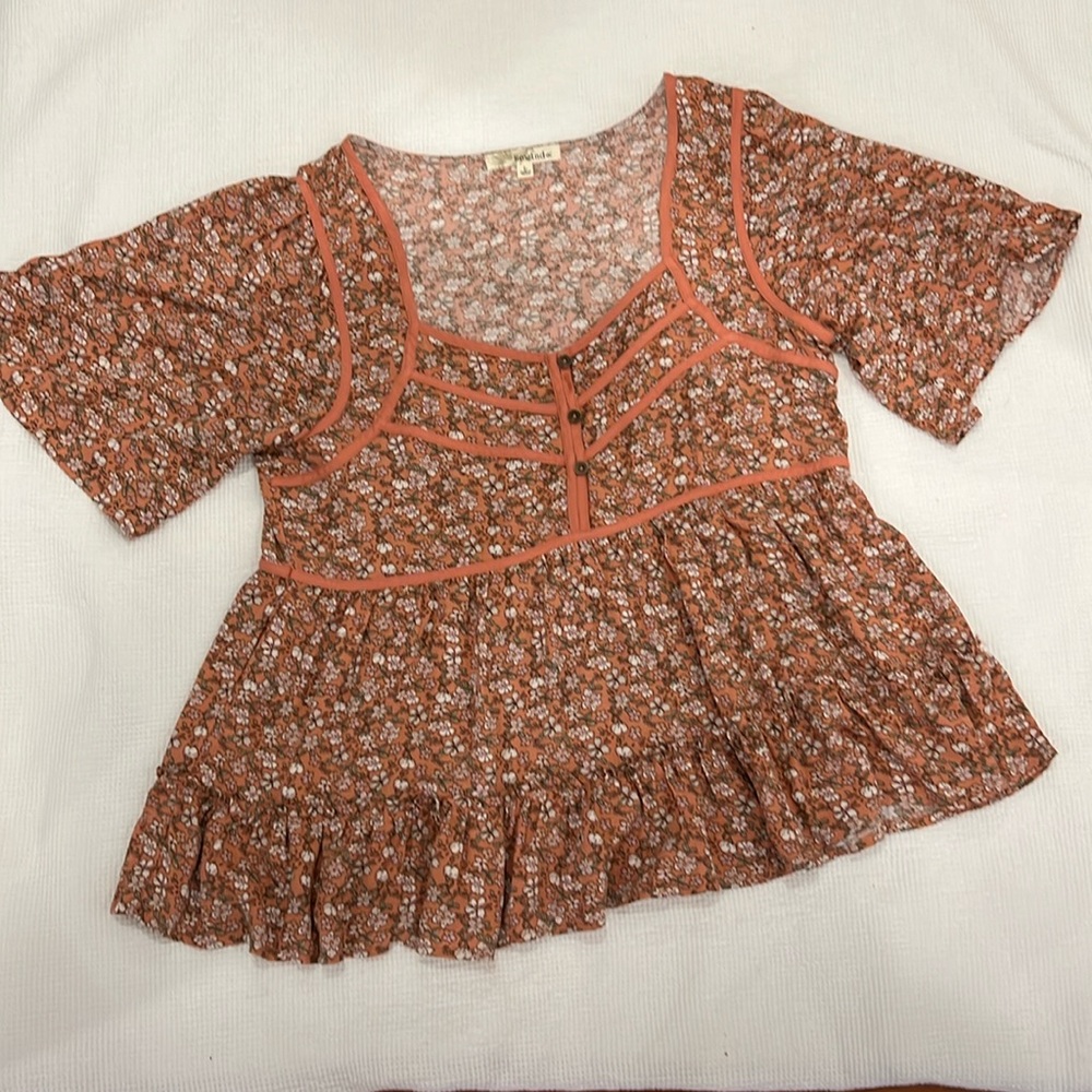 Women’s colorful flower flower print blouse in size large.